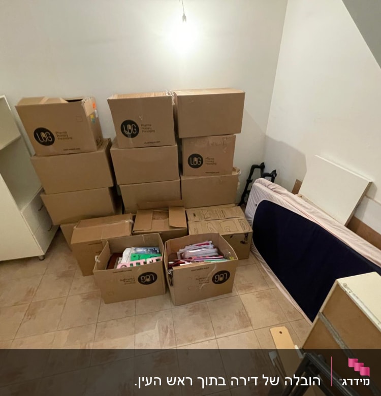 קופסאות קרטון ארוזות בחדר לקראת מעבר דירה